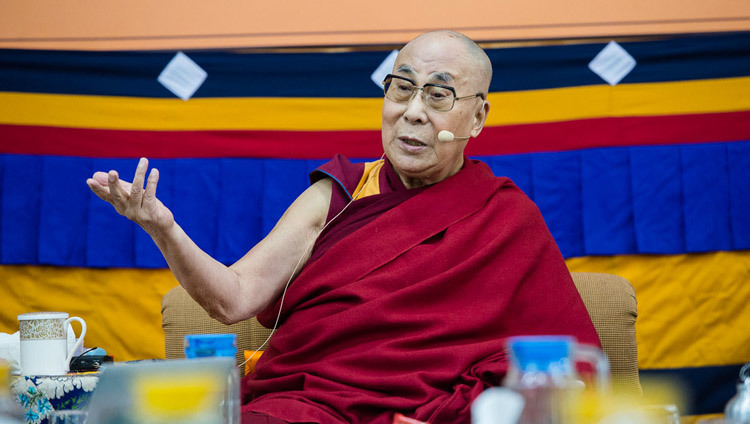 Thánh Đức Đạt Lai Lạt Ma nói chuyện vào đầu ngày thứ tư của Hội nghị Tâm thức và Đời sống tại Chùa Tây Tạng Chính ở Dharamsala, HP, Ấn Độ vào ngày 15 tháng 03, 2018. Ảnh của Tenzin Phuntsok