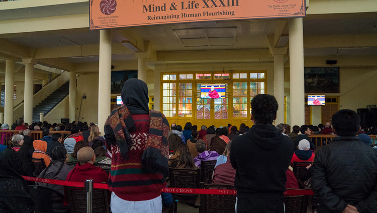 Thánh Đức Đạt Lai Lạt Ma nói chuyện với hội chúng vào ngày thứ tư của Hội nghị Tâm thức và Đời sống tại Chùa Chính Tây Tạng ở Dharamsala, HP, Ấn Độ vào ngày 15 tháng 03, 2018. Ảnh của Tenzin Choejor