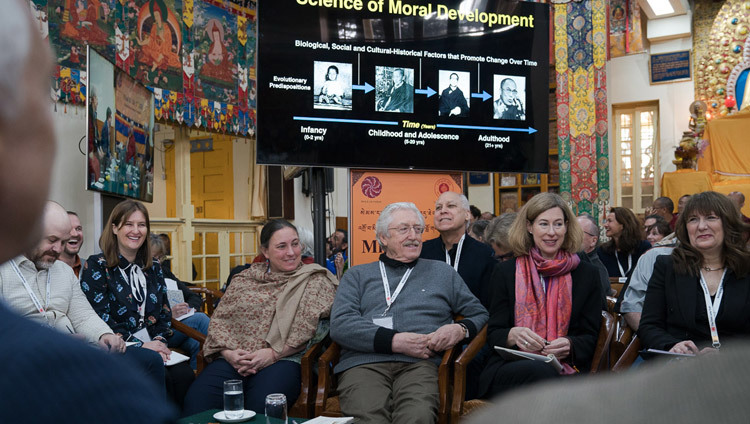 Các thành viên tham dự và khách mời đang lắng nghe bài thuyết trình của Robert Roeser vào ngày thứ tư của Hội nghị Tâm thức và Đời sống tại Chùa Tây Tạng Chính ở Dharamsala, HP, Ấn Độ vào ngày 15 tháng 03, 2018. Ảnh của Tenzin Choejor