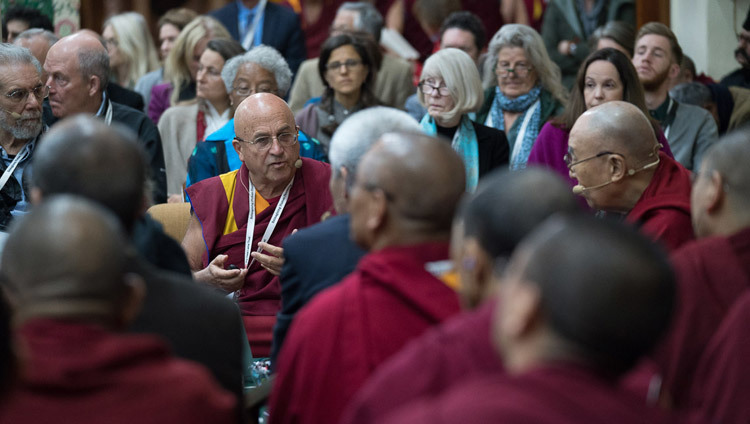 Matthieu Ricard thảo luận về vai trò của lòng từ bi trong đạo đức thế tục trong phần thuyết trình của mình vào ngày thứ tư của Hội nghị Tâm thức và Đời sống tại Chùa Tây Tạng Chính ở Dharamsala, HP, Ấn Độ vào ngày 15 tháng 03, 2018. Ảnh của Tenzin Choejor