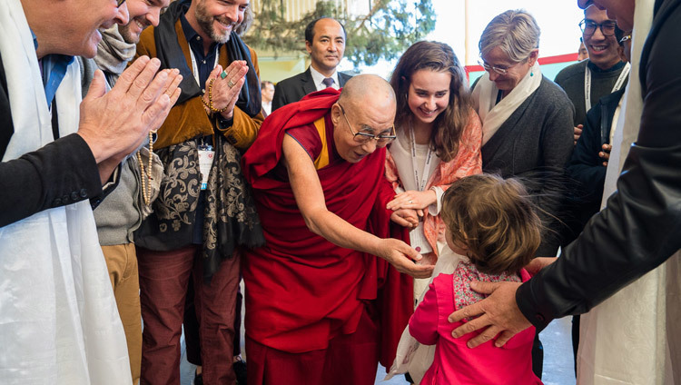 Thánh Đức Dalai Lama chào mừng một bé gái trên đường Ngài đến Chùa Chính của Tây Tạng để tham dự ngày cuối cùng của Hội nghị Tâm thức và Đời sống ở Dharamsala, HP, Ấn Độ vào ngày 16 tháng 03, 2018. Ảnh của Tenzin Choejor