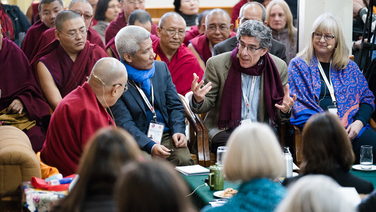 Richard Davidson tổng kết các diễn tiến trong tuần trong ngày cuối cùng của Hội nghị Tâm thức và Đời sống ở Chùa Chính Tây Tạng tại Dharamsala, HP, Ấn Độ vào ngày 16 tháng 03, 2018. Ảnh của Tenzin Choejor