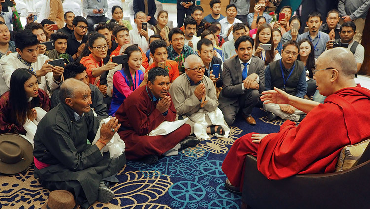 Thánh Đức Đạt Lai Lạt Ma gặp gỡ những người dân đến từ Ladakh và Zanskar tại khách sạn của Ngài ở Jammu, J & K, Ấn Độ vào ngày 18 tháng 3, 2018. Ảnh của Jeremy Russell