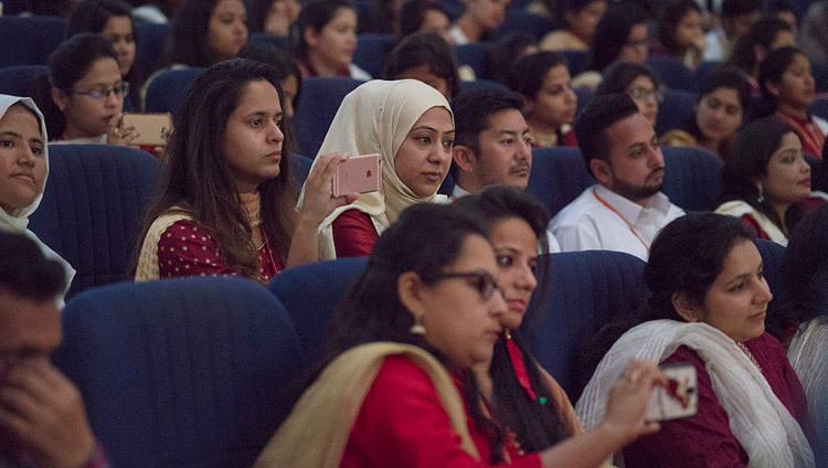 Các thành viên của khán giả đang lắng nghe Thánh Đức Đạt Lai Lạt Ma phát biểu tại Lễ Trao Bằng đầu tiên của Đại học Trung tâm Jammu ở Jammu, J & K, Ấn Độ vào ngày 18 tháng 3 năm 2018. Ảnh của Tenzin Choejor