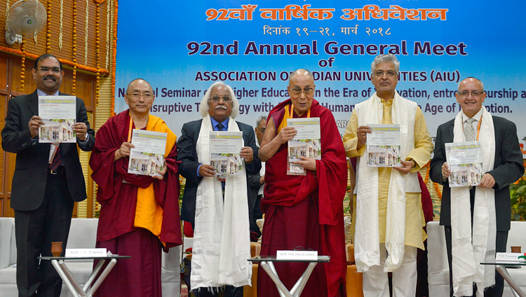 Thánh Đức Đạt Lai Lạt Ma và những người tham dự phát hành bản Báo cáo thường niên của Hiệp hội Các trường Đại học Ấn Độ (AIU) tại Hội nghị thường niên lần thứ 92 của Hiệp hội tại CIHTS ở Sarnath, UP, Ấn Độ vào ngày 19 tháng 3, 2018. Ảnh: Lobsang Tsering