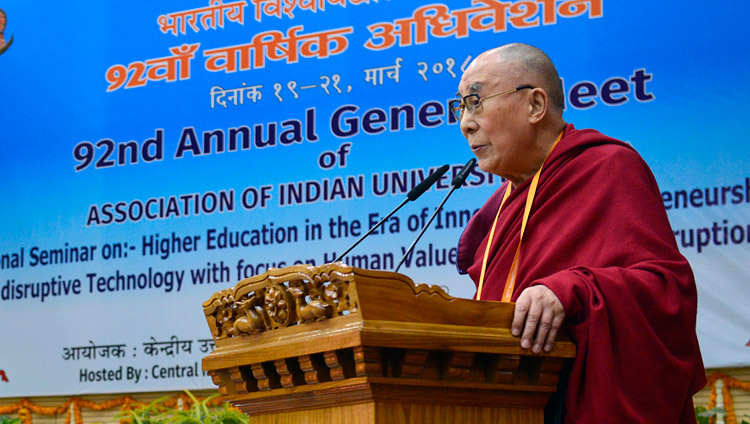 Thánh Đức Đạt Lai Lạt Ma phát biểu lời khai mạc tại Hội nghị thường niên lần thứ 92 của Hiệp hội Các trường Đại học Ấn Độ tại CIHTS ở Sarnath, UP, Ấn Độ vào ngày 19 tháng 3, 2018. Ảnh của Lobsang Tsering