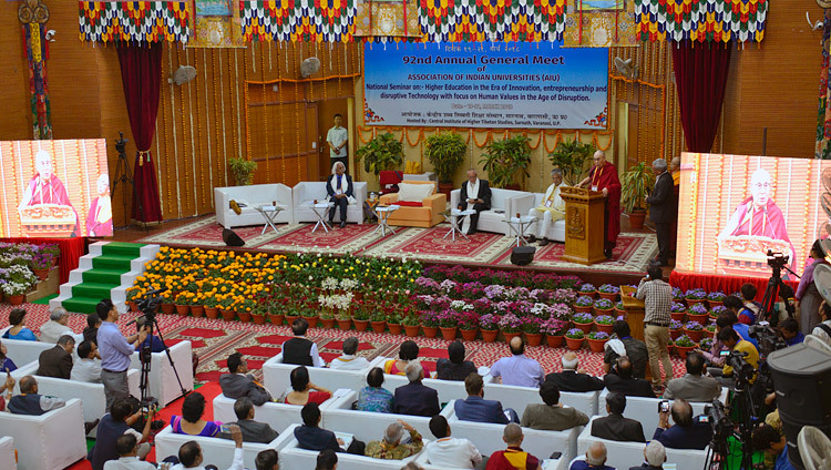 Một quan cảnh của hội trường tại Viện Nghiên cứu Tây Tạng Cao cấp khi Thánh Đức Đạt Lai Lạt Ma phát biểu bài diễn văn khai mạc tại cuộc Hội nghị thường niên lần thứ 92 của Hiệp hội các trường Đại học Ấn Độ tại CIHTS ở Sarnath, UP, Ấn Độ vào ngày 19 tháng 3, 2018. Ảnh của Lobsang Tsering