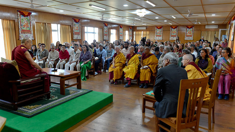 Thánh Đức Đạt Lai Lạt Ma nói chuyện với đám đông của những người đến từ khắp nơi trên thế giới tại dinh thự của Ngài ở Dharamsala, HP, Ấn Độ vào ngày 30 tháng 3 năm 2018. Ảnh của Thượng tọa Damchoe