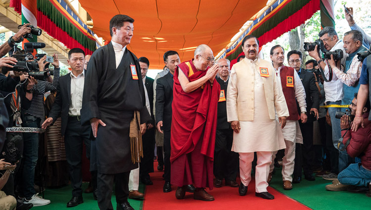 Thánh Đức Đạt Lai Lạt Ma và các vị khách đặc biệt đang quang lâm đến sân Chùa chính của Tây Tạng để tham dự buổi lễ Cám ơn Ấn Độ tại Dharamsala, HP, Ấn Độ vào ngày 31 tháng 3, 2018. Ảnh của Tenzin Choejor