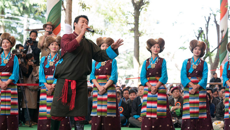 Các nghệ sỹ của Viện biểu diễn Nghệ thuật Tây Tạng (TIPA) đang biểu diễn bài hát 'Thank You India' vào lúc bắt đầu lễ kỷ niệm tại sân Chùa chính Tây Tạng ở Dharamsala, HP, Ấn Độ vào ngày 31 tháng 3, 2018. Ảnh của Tenzin Choejor