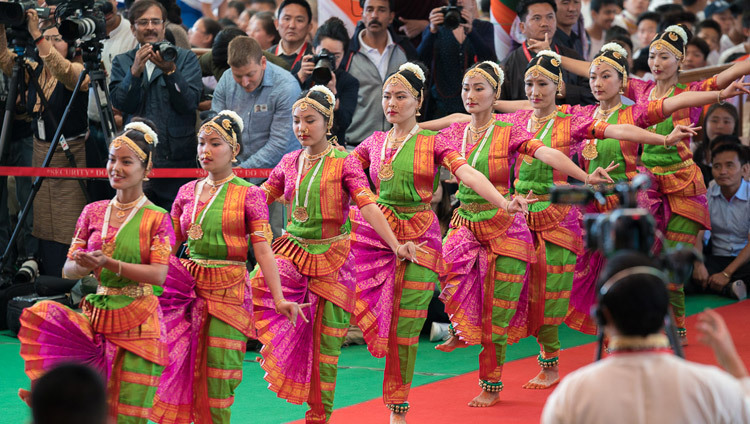 Các thành viên của Viện biểu diễn Nghệ thuật Tây Tạng trình diễn điệu múa cổ điển Ấn Độ trong lễ tưởng niệm “Cám ơn Ấn Độ” ở sân Chùa chính Tây Tạng ở Dharamsala, HP, Ấn Độ vào 31 tháng 3, 2018. Ảnh: Tenzin Choejor