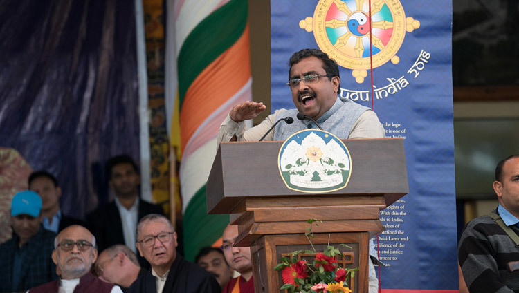 Vị khách mời Danh dự - Ram Madhav - phát biểu tại buổi lễ Cám ơn Ấn Độ tại Chùa chính Tây tạng ở Dharamsala, HP, Ấn Độ vào 31 tháng 03, 2018. Ảnh của Tenzin Choejor