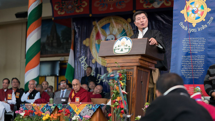 Sikyong - Tiến sĩ Lobsang Sangay đã nói chuyện với hội chúng trong buổi lễ Cám ơn Ấn Độ tại Chùa chính Tây tạng ở Dharamsala, HP, Ấn Độ vào ngày 31 tháng 3, 2018. Ảnh của Tenzin Choejor