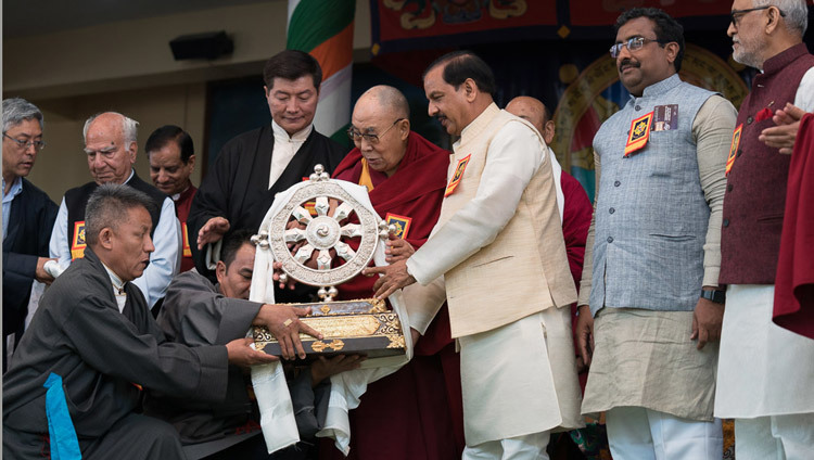 Thánh Đức Đạt Lai Lạt Ma tặng quà kỷ niệm Cảm ơn Ấn Độ cho Vị Chính Khách Bộ trưởng Công đoàn Văn hoá Quốc Gia - Mahesh Sharma - tại Chùa Chính Tây Tạng ở Dharamsala, HP, Ấn Độ vào 31 tháng 3, 2018. Ảnh: Tenzin Choejor