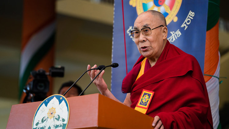 Thánh Đức Đạt Lai Lạt Ma phát biểu trong buổi lễ Cám ơn Ấn Độ tại Chùa Chính Tây Tạng ở Dharamsala, HP, Ấn Độ vào ngày 31 tháng 3,  2018. Ảnh của Tenzin Choejor