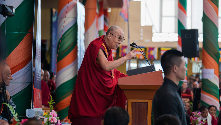 Thánh Đức Đạt Lai Lạt Ma nói chuyện với Hội chúng tại buổi lễ Cám ơn Ấn Độ tại Chùa Chính Tây Tạng ở Dharamsala, HP, Ấn Độ vào ngày 31 tháng 3, 2018. Ảnh của Tenzin Choejor
