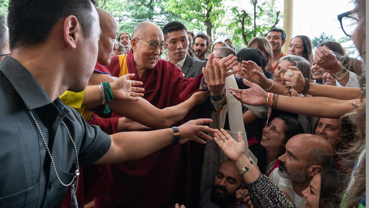 Thánh Đức Đạt Lai Lạt Ma chào đón các thành viên của đám đông hơn 1500 người tập trung tại sân Chùa Chính của Tây Tạng để nghe Pháp thoại của Ngài tại Dharamsala, HP, Ấn Độ vào ngày 16 tháng 4, 2018. Ảnh của Tenzin Choejor