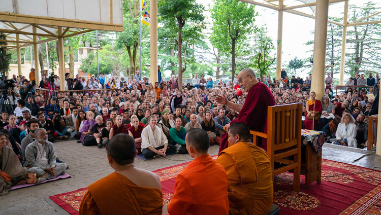 Thánh Đức Đạt Lai Lạt Ma nói chuyện với đám đông du khách đến từ hơn 68 quốc gia và Ấn Độ, tập trung tại sân Chùa Chính của Tây Tạng ở Dharamsala, HP, Ấn Độ vào 16 tháng 4, 2018. Ảnh của Tenzin Choejor
