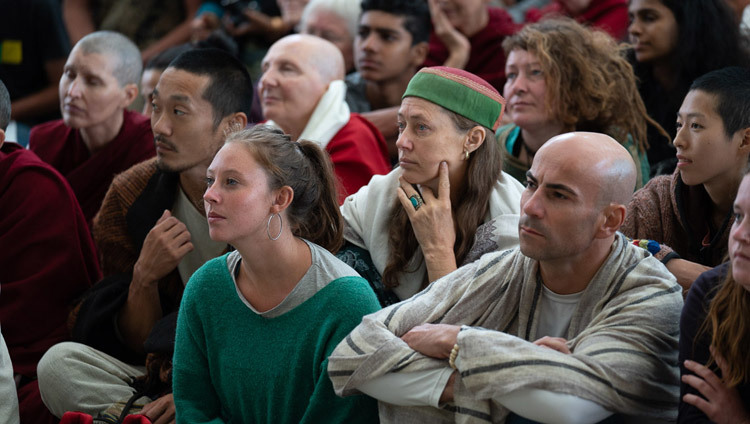 Các thành viên của đám đông lắng nghe Thánh Đức Đạt Lai Lạt Ma trong buổi nói chuyện của Ngài dành cho du khách từ Ấn Độ và nước ngoài tại sân Chùa Chính của Tây Tạng ở Dharamsala, HP, Ấn Độ vào 16 tháng 4, 2018. Ảnh của Tenzin Choejor