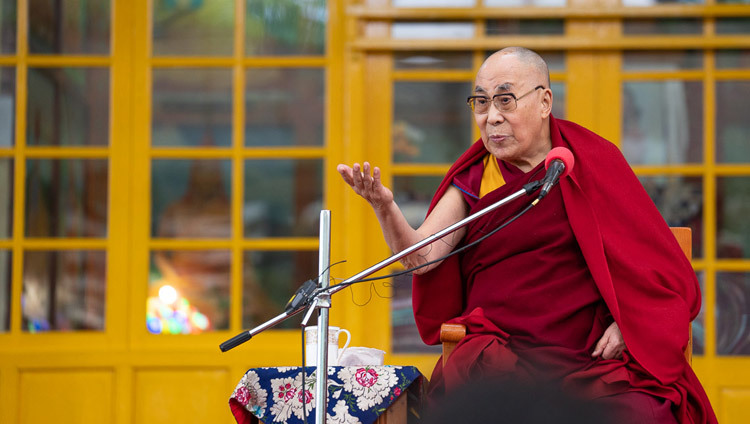 Thánh Đức Đạt Lai Lạt Ma nói chuyện với đám đông trong buổi nói chuyện của Ngài với những người đến từ Ấn Độ và nước ngoài tại sân Chùa Chính của Tây Tạng ở Dharamsala, HP, Ấn Độ vào 16 tháng 4, 2018. Ảnh của Tenzin Choejor