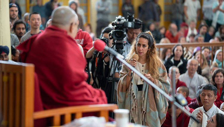 Một thành viên khán giả đặt câu hỏi lên Đức Đạt Lai Lạt Ma trong cuộc nói chuyện của Ngài với du khách từ Ấn Độ và nước ngoài tại sân Chùa Chính của Tây Tạng ở Dharamsala, HP, Ấn Độ vào 16 - 4 - 2018. Ảnh: Tenzin Choejor