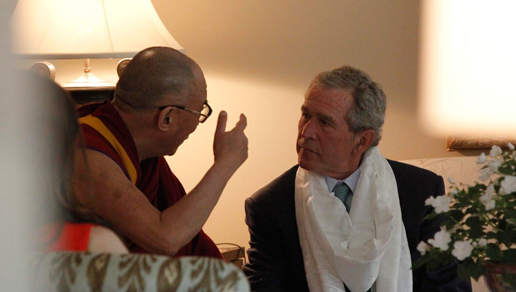 Thánh Đức Đạt Lai Lạt Ma trong chuyến viếng thăm Tổng thống George W. Bush tại Dallas, Texas, Hoa Kỳ vào ngày 10 tháng 5, 2011. (Ảnh: Trung tâm Bush cung cấp)