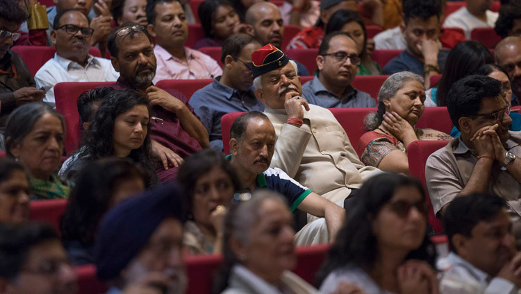 Một số trong hơn 300 người lắng nghe Thánh Đức Đạt Lai Lạt Ma nói chuyện tại giảng đường Thư viện và Bảo tàng Tưởng niệm Nehru ở New Delhi, Ấn Độ vào ngày 22 tháng 4 năm 2018. Ảnh của Tenzin Choejor