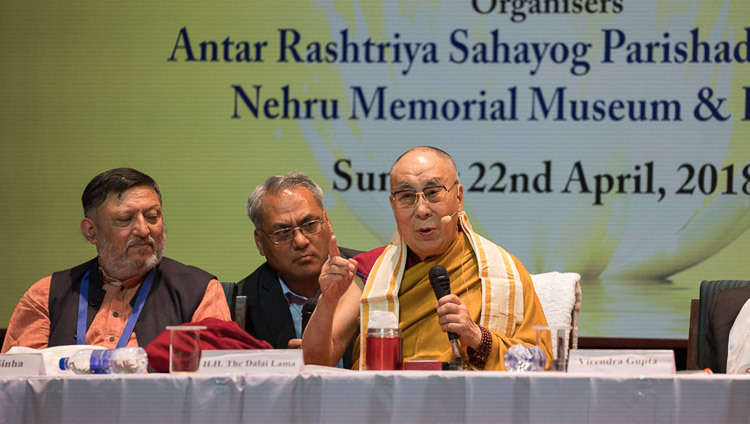 Thánh Đức Đạt Lai Lạt Ma nói chuyện tại giảng đường Thư viện và Bảo tàng Tưởng niệm Nehru ở New Delhi, Ấn Độ vào ngày 22 tháng 4, năm 2018. Ảnh của Tenzin Choejor