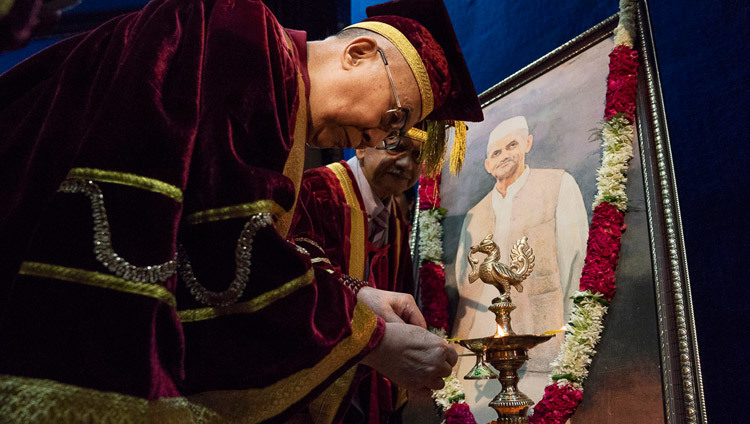 Thánh Đức Đạt Lai Lạt Ma thắp đèn và dâng hoa trước bức chân dung của Lal Bahadur Shastri khi bắt đầu lễ trao Bằng Tốt Nghiệp tại HV Quản lý Lal Bahadur Shastri ở New Delhi, Ấn Độ vào 23 tháng 4, 2018. Ảnh của Tenzin Choejor