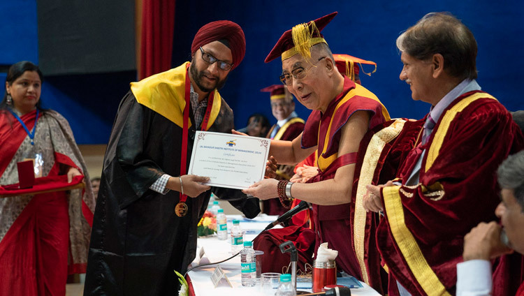 Thánh Đức Đạt Lai Lạt Ma trao Giải thưởng và Bằng Chứng Nhận trong buỗi Lễ trao Bằng tại Học viện Quản lý Lal Bahadur Shastri ở New Delhi, Ấn Độ vào ngày 23 tháng 4 năm 2018. Ảnh của Tenzin Choejor