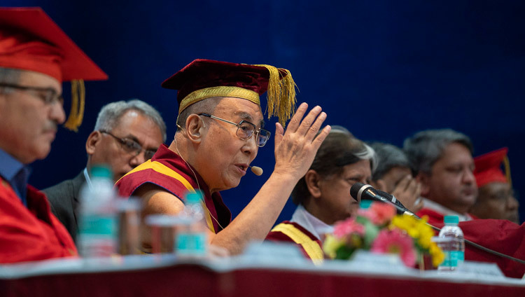 Thánh Đức Đạt Lai Lạt Ma phát biểu tại lễ trao Bằng Tốt Nghiệp ở Học viện Quản lý Lal Bahadur Shastri ở New Delhi, Ấn Độ vào ngày 23 tháng 4 năm 2018. Ảnh của Tenzin Choejor