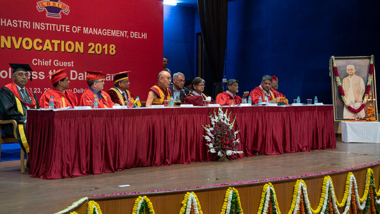 Thánh Đức Đạt Lai Lạt Ma phát biểu tại Lễ Trao Bằng Tốt Nghiệp tại Học viện Quản lý Lal Bahadur Shastri ở New Delhi, Ấn độ vào ngày 23 tháng 4, 2018. Ảnh của Tenzin Choejor
