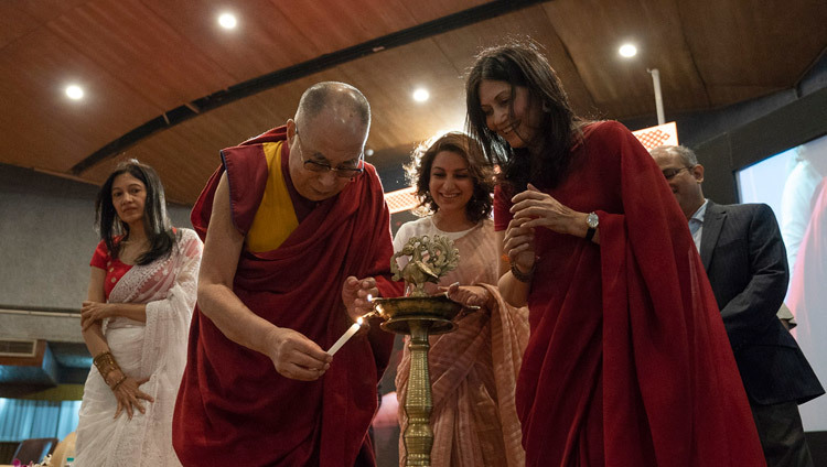 Thánh Đức Đạt Lai Lạt Ma và những vị chủ nhà của Ngài đang thắp sáng ngọn đèn truyền thống để khai mạc cho sự kiện tại thính phòng của IIT ở New Delhi, Ấn Độ vào 24 tháng 4, 2018. Ảnh của Tenzin Choejor