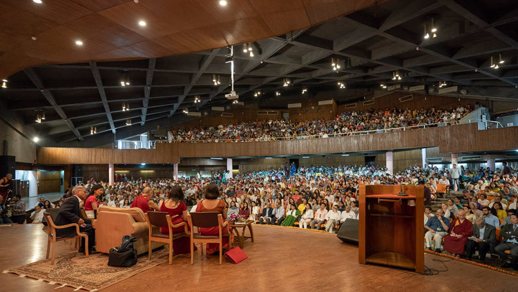 Một góc nhìn từ phía sau sân khấu tại thính phòng IIT trong lúc Thánh Đức Đạt Lai lạt Ma nói về "Hạnh phúc và cuộc sống không căng thẳng" ở New Delhi, Ấn Độ vào ngày 24 tháng 4 năm 2018. Ảnh của Tenzin Choejor