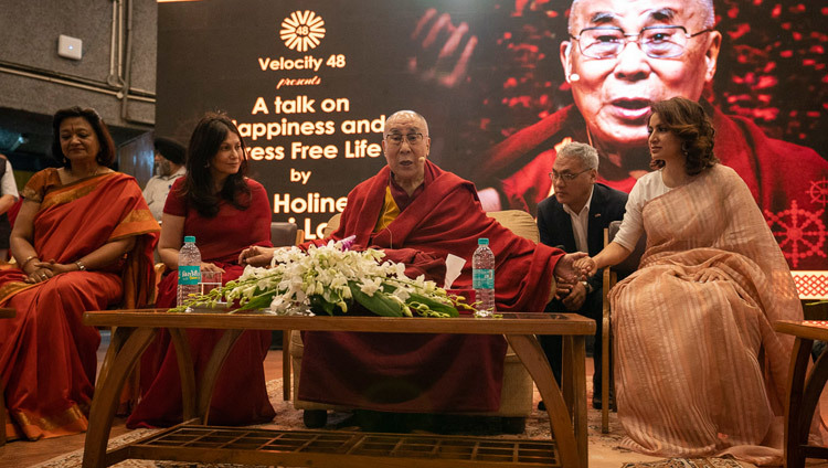 Thánh Đức Đạt Lai Lạt Ma nói về "Hạnh phúc và Cuộc sống không căng thẳng" tại hội trường IIT ở New Delhi, Ấn Độ vào ngày 24 tháng 4 năm 2018. Ảnh của Tenzin Choejor