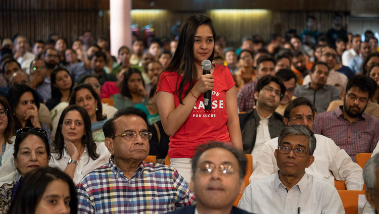 Một thành viên của khán giả hỏi Thánh Đức Đạt Lai Lạt Ma một câu hỏi trong buổi nói chuyện của Ngài tại hội trường IIT ở New Delhi, Ấn Độ vào ngày 24 tháng 4 năm 2018. Ảnh của Tenzin Choejor