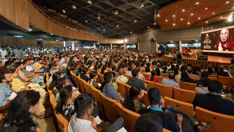 Hơn 1500 người đang lắng nghe Thánh Đức Đạt Lai Lạt Ma nói về "Hạnh phúc và Cuộc sống không căng thẳng" tại hội trường IIT ở New Delhi, Ấn Độ vào ngày 24 tháng 4 năm 2018. Ảnh của Tenzin Choejor