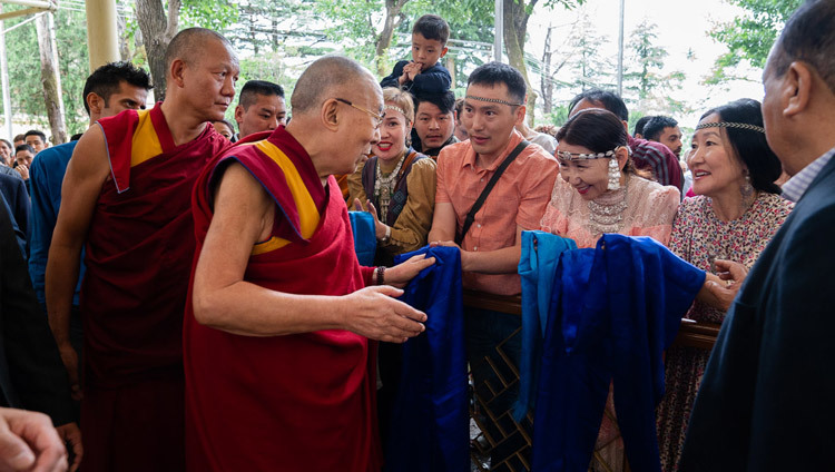 Thánh Đức Đạt Lai Lạt Ma chào mừng công chúng tại sân Chùa Chính Tây Tạng trên đường Ngài đến với cuộc đối thoại giữa các học giả Nga và Học giả Phật giáo tại Dharamsala, HP, Ấn Độ vào ngày 3 tháng 5 năm 2018. Ảnh của Tenzin Choejor
