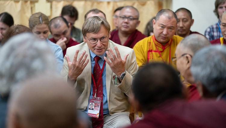 Giáo sư điều hành Konstantin Anokhin cảm ơn Thánh Đức Đạt Lai Lạt Ma đã tham gia vào cuộc đối thoại giữa các học giả Nga và Học giả Phật giáo tại Dharamsala, HP, Ấn Độ vào ngày 3 tháng 5 năm 2018. Ảnh của Tenzin Choejor