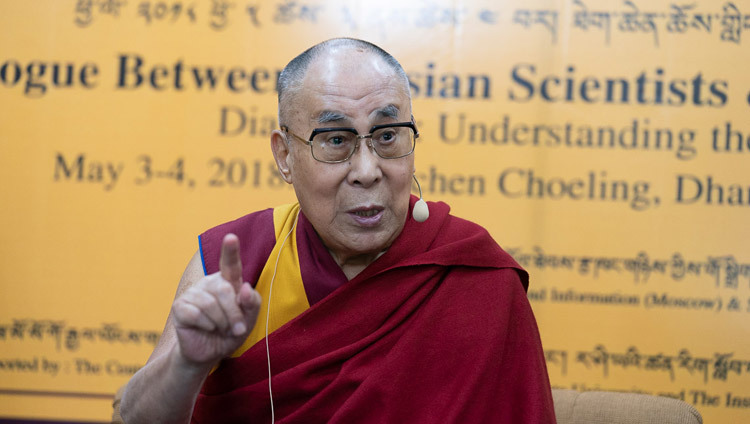 Thánh Đức Đạt Lai Lạt Ma phát biểu khai mạc cuộc đối thoại giữa các học giả Nga và Học giả Phật giáo tại Dharamsala, HP, Ấn Độ vào ngày 3 tháng 5 năm 2018. Ảnh của Tenzin Choejor
