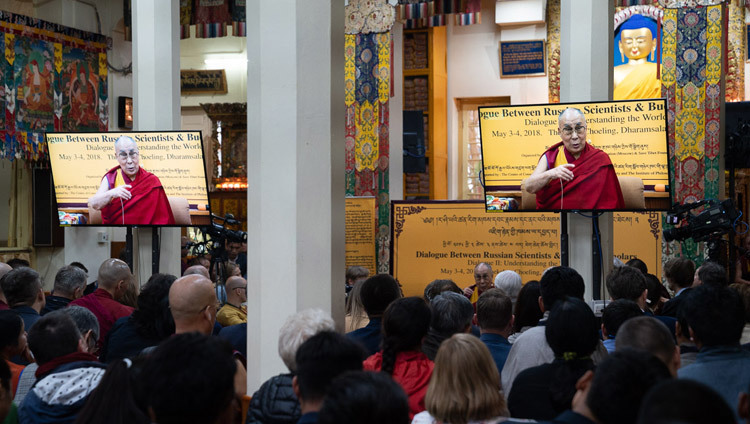 Các thành viên của khán giả theo dõi Thánh Đức Đạt Lai Lạt Ma khi Ngài nói chuyện tại cuộc đối thoại giữa các học giả Nga và Học giả Phật giáo tại Dharamsala, HP, Ấn Độ vào ngày 3 tháng 5 năm 2018. Ảnh của Tenzin Choejor