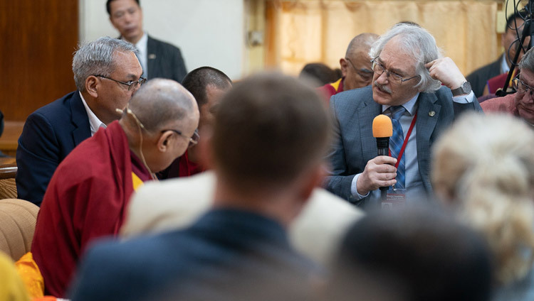 Nhà thần kinh học Giáo sư Pavel Balaban mở đầu cuộc đối thoại giữa các học giả Nga và Học giả Phật giáo tại Dharamsala, HP, Ấn Độ vào ngày 3 tháng 5 năm 2018. Ảnh của Tenzin Choejor