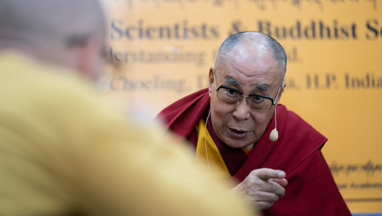 Thánh Đức Đạt Lai Lạt bình luận về bài thuyết trình tại cuộc đối thoại giữa các học giả Nga và Học giả Phật giáo ở Dharamsala, HP, Ấn Độ vào ngày 3 tháng 5 năm 2018. Ảnh của Tenzin Choejor
