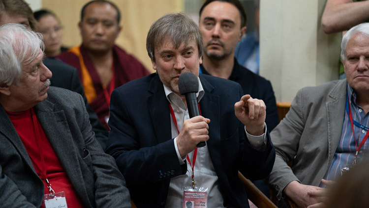 Giáo sư Evgeny Rogaev đã mô tả nghiên cứu của ông về bộ não tại cuộc đối thoại giữa các học giả Nga và học giả Phật giáo tại Dharamsala, HP, Ấn Độ vào ngày 3 tháng 5 năm 2018