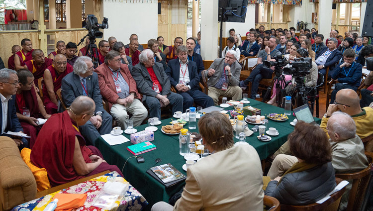 Giáo sư Alexander Kaplan phát biểu khi phiên buổi sáng sắp kết thúc vào ngày đầu tiên của cuộc đối thoại giữa các học giả Nga và học giả Phật giáo tại Dharamsala, HP, Ấn Độ vào ngày 3 tháng 5 năm 2018