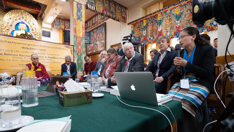 Tiến sĩ Namdol Lhamo thuộc Viện Y học và Khoa học-Sinh vật hoc Vũ trụ Tây Tạng trình bày về “Hiểu biết thế giới trong bối cảnh truyền thống y học Tây Tạng tại cuộc đối thoại giữa các nhà khoa học Nga và học giả Phật giáo ở Dharamsala, HP, Ấn Độ vào ngày 4 tháng 5 năm 2018. Ảnh của Tenzin Choejor