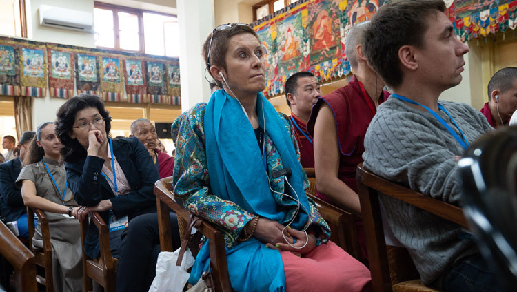 Các thành viên của khán giả lắng nghe bài trình bày của Tiến sĩ Namdol Lhamo vào ngày thứ hai của cuộc đối thoại giữa các nhà khoa học Nga và học giả Phật giáo tại Dharamsala, HP, Ấn Độ vào ngày 4 tháng 5 năm 2018. Ảnh của Tenzin Choejor