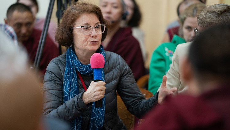 Giáo sư Victoria Lysenko, một chuyên gia người Nga về triết học Ấn Độ và Phật giáo, phát biểu vào ngày thứ hai của cuộc đối thoại giữa các nhà khoa học Nga và học giả Phật giáo ở Dharamsala, HP, Ấn Độ vào ngày 4 tháng 5 năm 2018. Ảnh của Tenzin Choejor