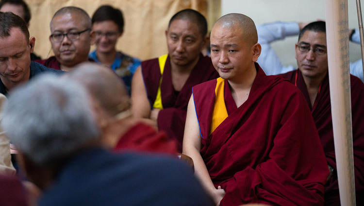 Một số học giả Phật giáo trong khán giả lắng nghe Thánh Đức Đạt Lai Lạt Ma bình luận vào ngày thứ hai của cuộc đối thoại giữa các nhà khoa học Nga và học giả Phật giáo ở Dharamsala, HP, Ấn Độ vào ngày 4 tháng 5 năm 2018. Ảnh của Tenzin Choejor