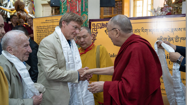 Thánh Đức Đạt Lai Lạt Ma cảm ơn các học giả Nga với sự trao tặng những chiếc khăn Tây Tạng truyền thống vào lúc kết thúc Cuộc đối thoại giữa các nhà khoa học Nga và học giả Phật giáo tại Chùa Tây Tạng chính ở Dharamsala, HP, Ấn Độ ngày 4 tháng 5 năm 2018. Ảnh của Tenzin Choejor